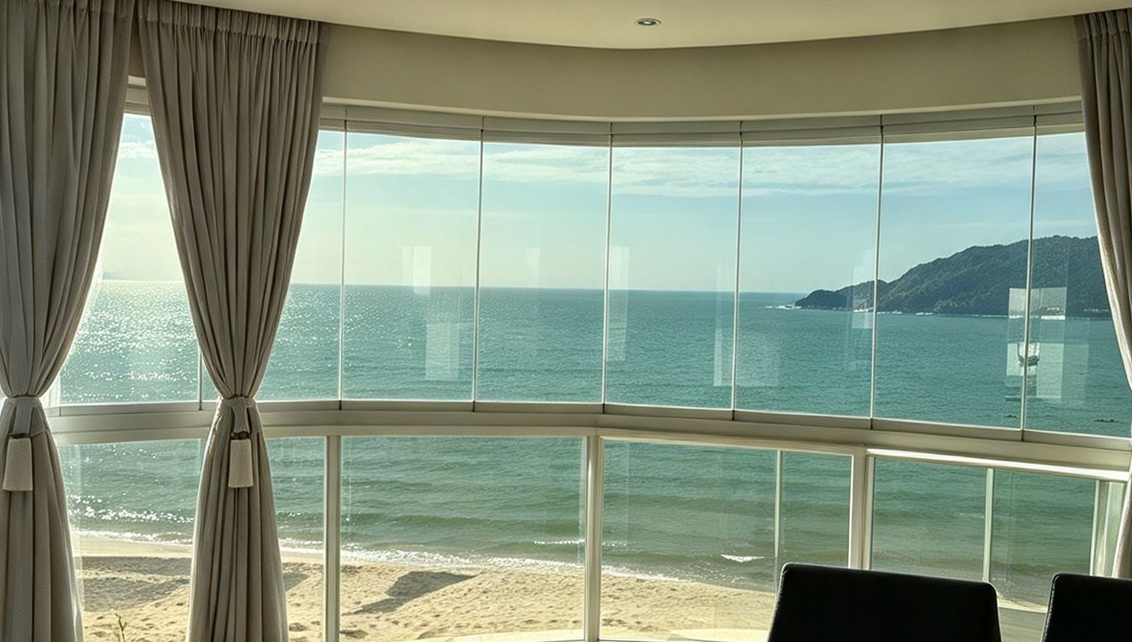 Sacada curva com fechamento de vidro e vista para o mar de Balneário Camboriú