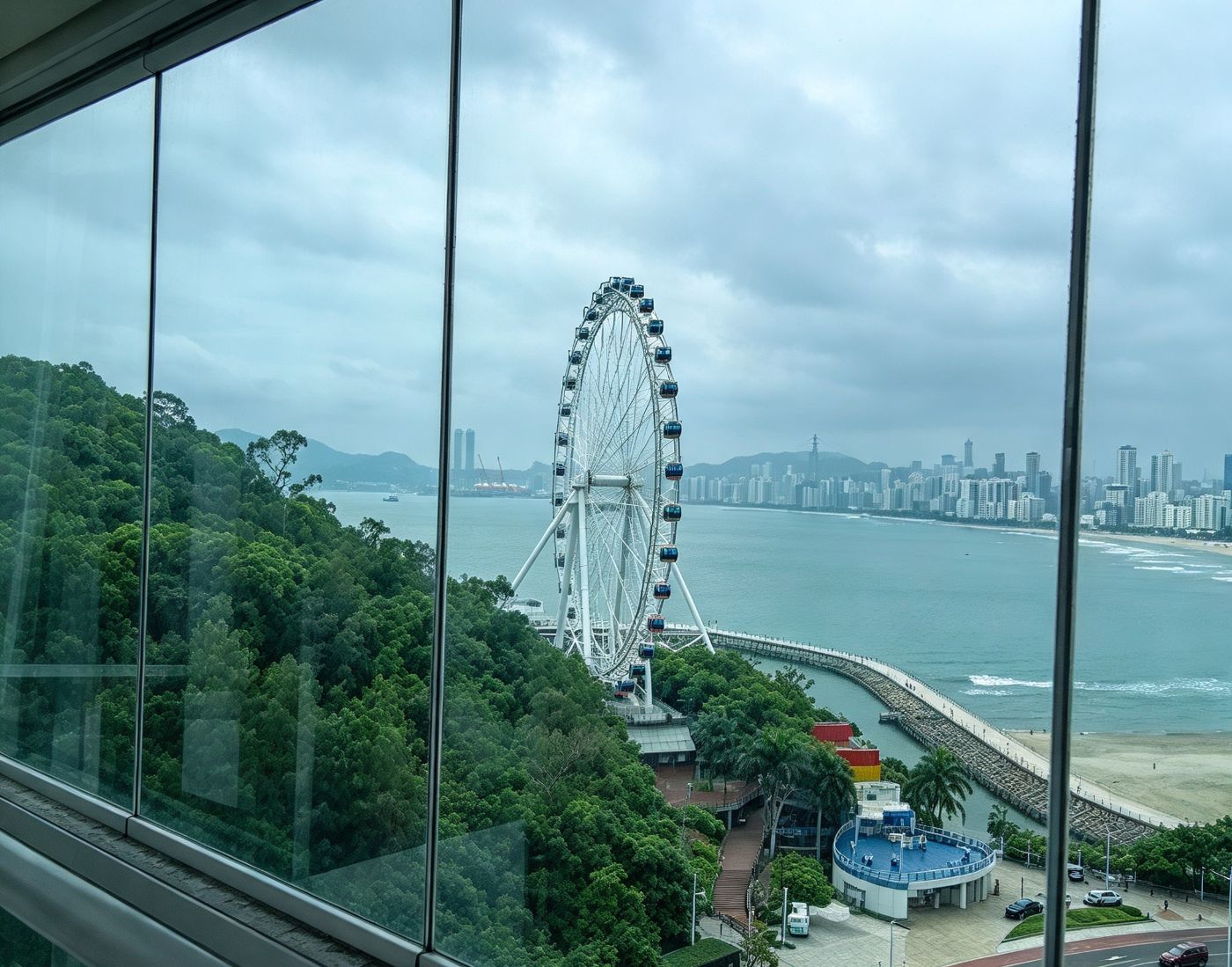 Vista de Balneário Camboriú através de uma sacada envidraçada, com a roda-gigante e a orla ao fundo
